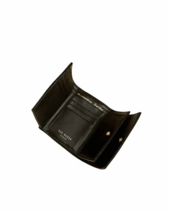 Ted Baker Naisten Lompakko Alyesha Musta 7 Ted Baker Naisten Lompakko Alyesha Musta -Laukkuni Nimetonsuunn.malli 2021 05 12T122200.691