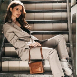 Chesterfield Sutton Konjakinruskea Pieni Olkalaukku -Laukkuni chesterfield konjakinruskea pieni olkalaukku sutton