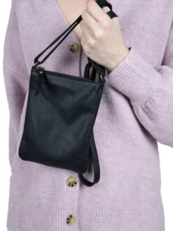 Re:Designed Jane Urban Puhelinlaukku -Laukkuni janeurban black crossover redesigned puhelinlaukku