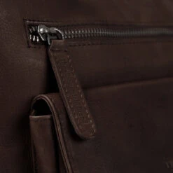 Chesterfield Hailey Tummanruskea Olkalaukku 9 Chesterfield Hailey Tummanruskea Olkalaukku -Laukkuni keskikokoinen tummanruskea nahkainen olkalaukku hailey