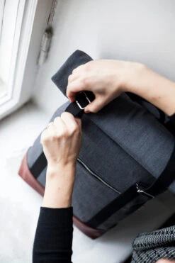 Muute Ahti Harmaa/musta 9 Muute Ahti Harmaa/musta -Laukkuni kotimainen miesten musta harmaa ruskea reppu