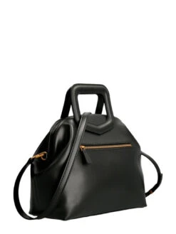 Guess Errin Musta Käsilaukku -Laukkuni musta laukku guess errin keskikokoinen