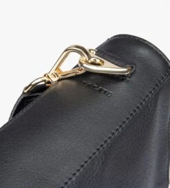 Treats Bellis Musta Olkalaukku -Laukkuni musta nahkainen pieni olkalaukku