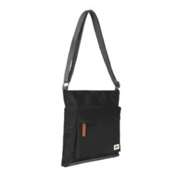 Roka London Sustainable Kennington B Musta Olkalaukku -Laukkuni musta nylon olkalaukku kennington roka london sustainable