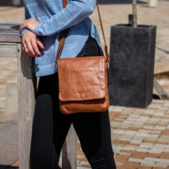 Chesterfield Calais Konjakinruskea Läpällinen Olkalaukku