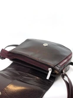 Läpällinen Olkalaukku -Laukkuni nahkalaukku viininpunainen themonte olkalaukku