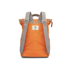 Roka London Reppu Sustainable M-koko Oranssi -Laukkuni oranssi roka reppu kierratysmateriaalista