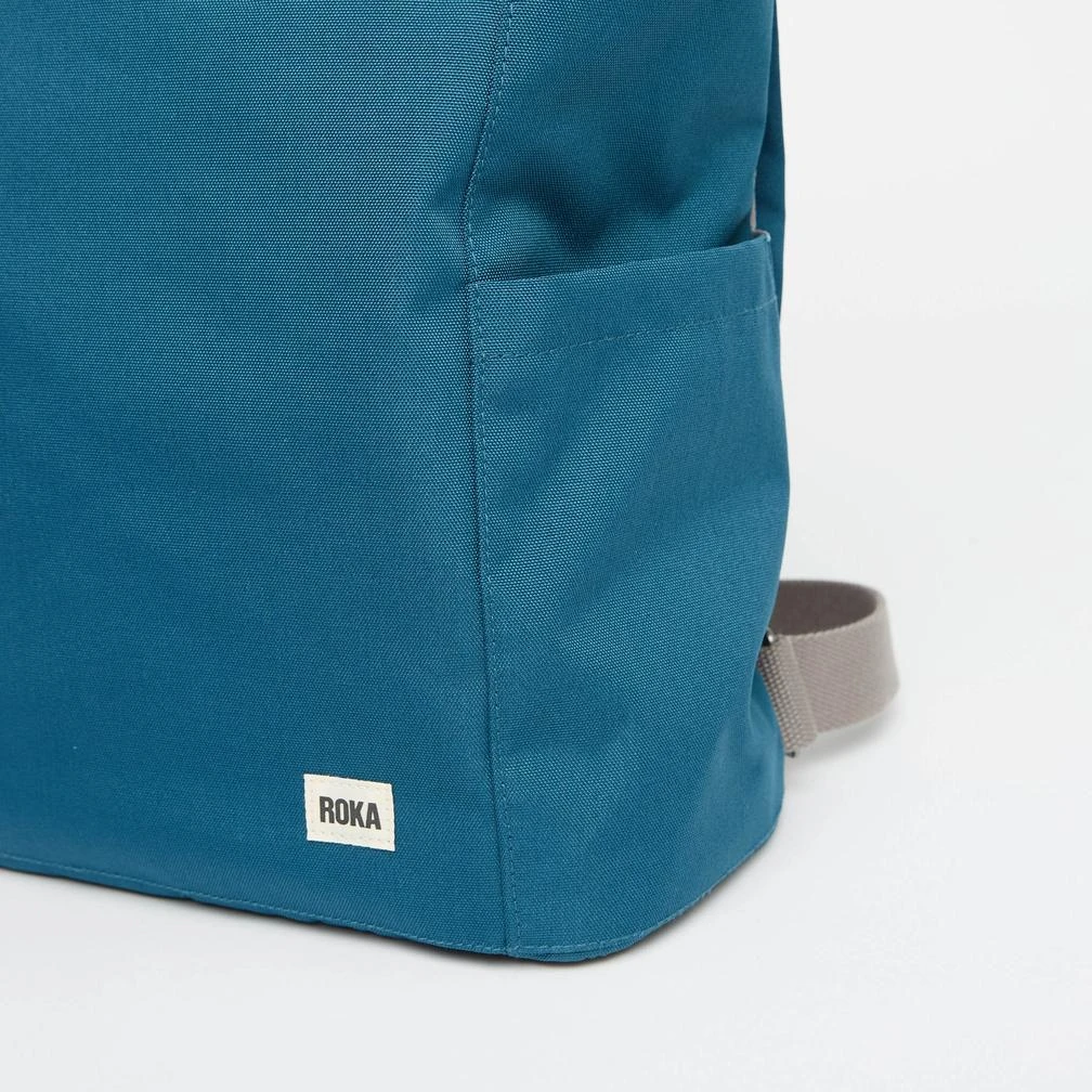 Roka London Reppu Sustainable L-koko Petrooli 3 Roka London Reppu Sustainable L-koko Petrooli - Image 3