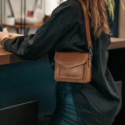 Chesterfield Sutton Konjakinruskea Pieni Olkalaukku