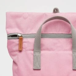 Roka London Reppu Canfield Sustainable Vaaleanpunainen -Laukkuni roka canfield kierratys vaaleanpunainen