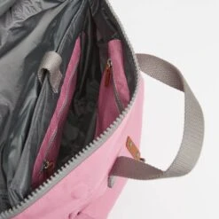 Roka London Reppu Canfield Sustainable Vaaleanpunainen -Laukkuni roka canfield reppu vaaleanpunainen