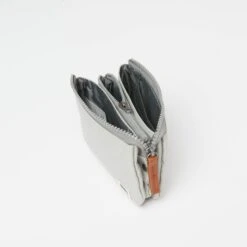 Vaaleanharmaa Roka Carnaby Sustainable Lompakko -Laukkuni roka lompakko kierratys harmaa