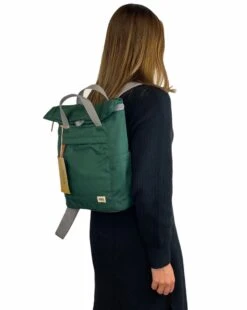 Roka London Reppu Sustainable S-koko Metsänvihreä -Laukkuni roka london fincley vihrea