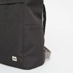 Roka London Reppu Sustainable L-koko Musta 8 Roka London Reppu Sustainable L-koko Musta -Laukkuni roka london musta iso reppu ymparistoystavallinen