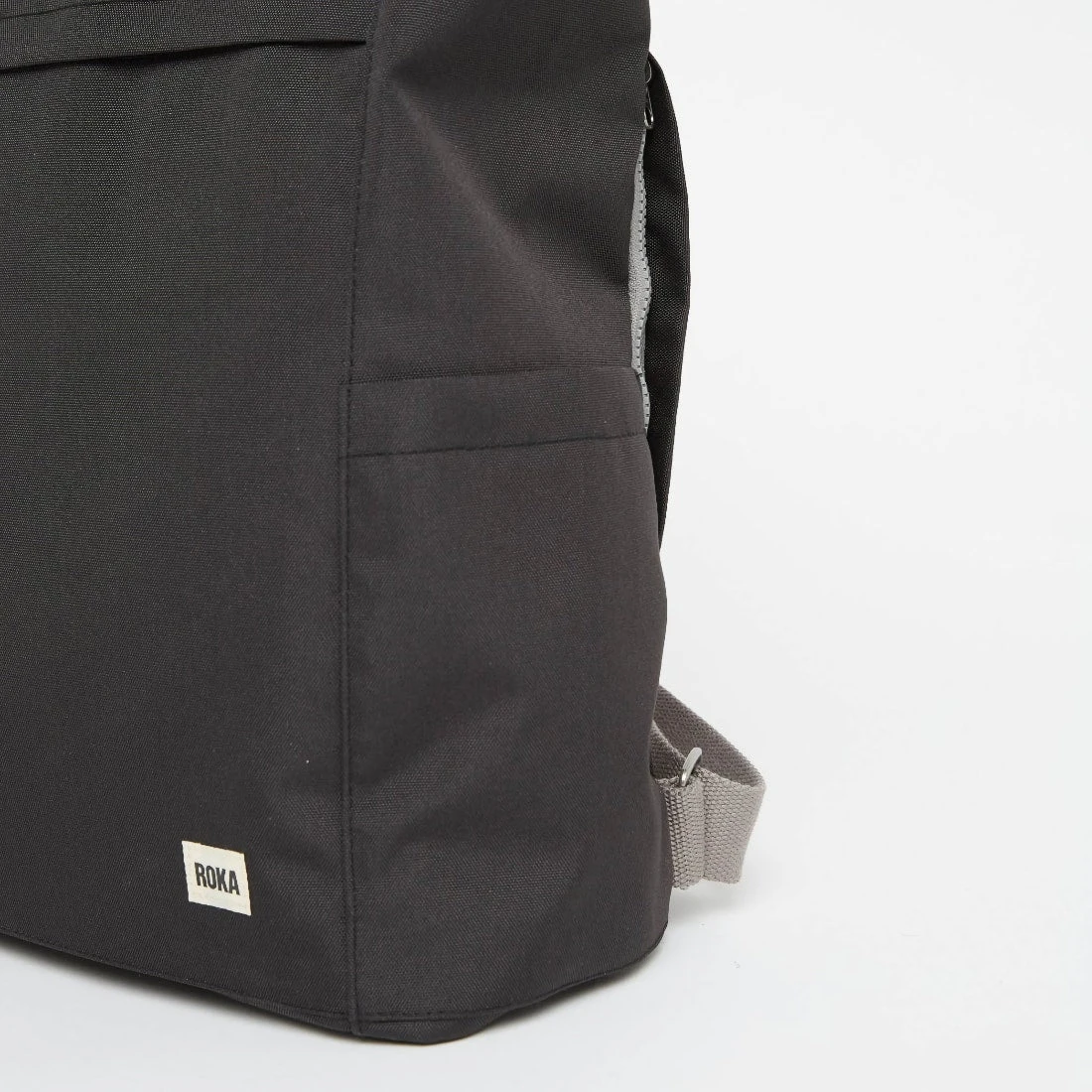 Roka London Reppu Sustainable L-koko Musta 4 Roka London Reppu Sustainable L-koko Musta - Image 4