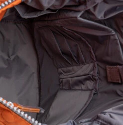 Roka London Reppu Sustainable M-koko Oranssi -Laukkuni roka london oranssin repun sisusta