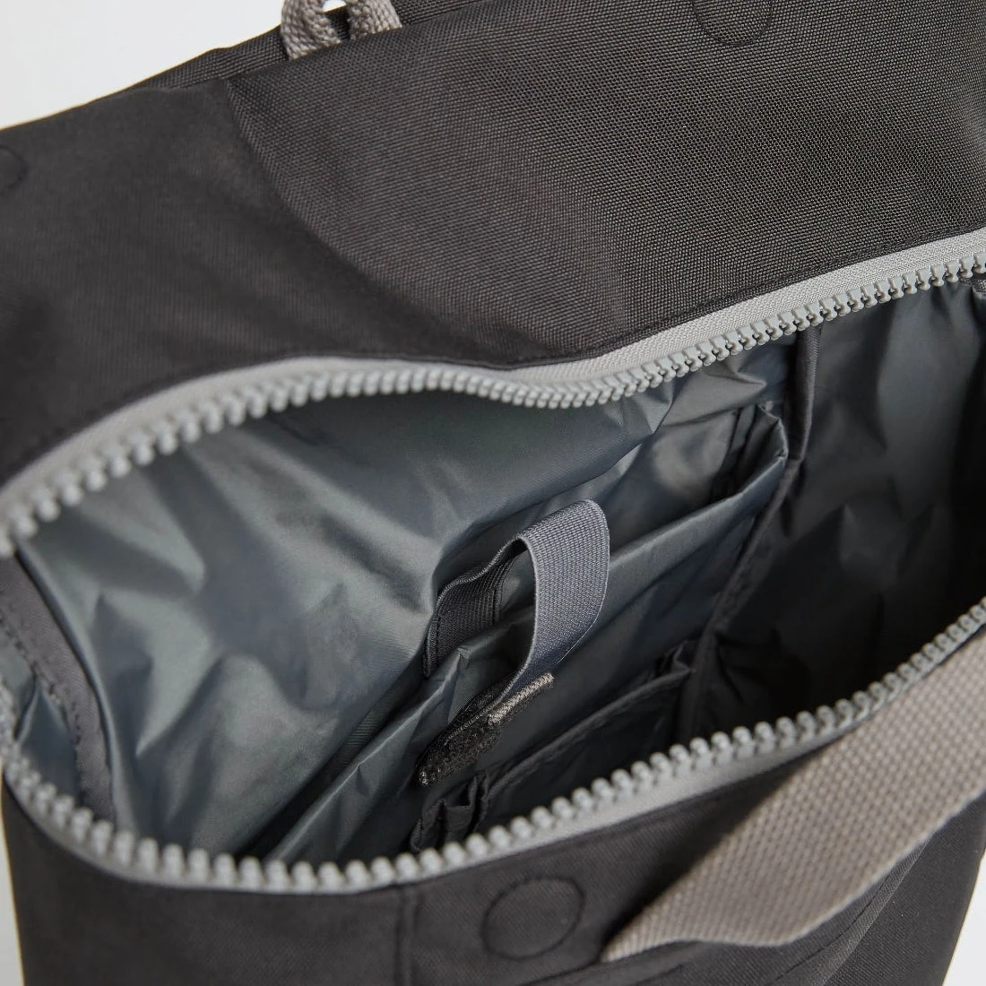 Roka London Reppu Sustainable L-koko Musta 5 Roka London Reppu Sustainable L-koko Musta - Image 5