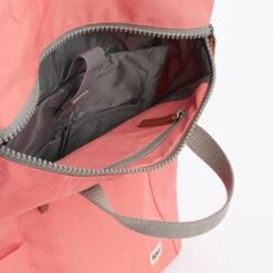 Roka London Reppu Sustainable M-koko Korallinpunainen -Laukkuni roka london reppu koralli