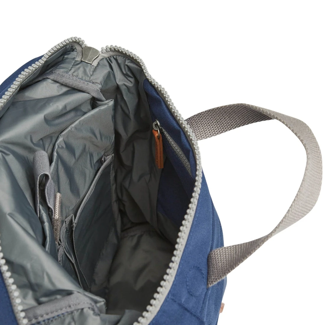 Roka London Reppu Sustainable M-koko Tummansininen 4 Roka London Reppu Sustainable M-koko Tummansininen - Image 4