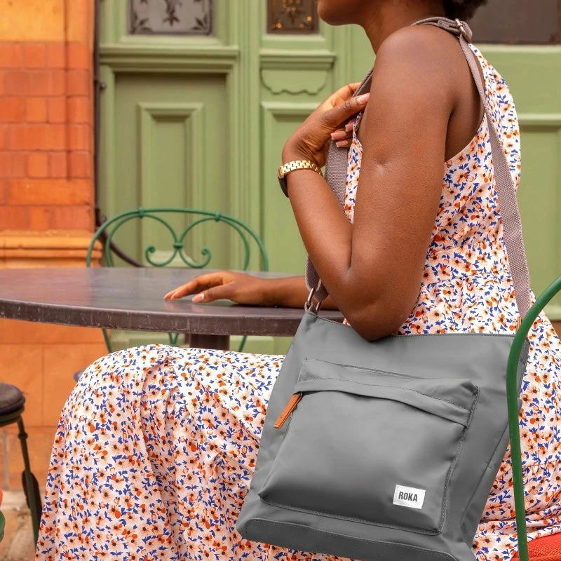 Roka London Sustainable Kennington B Gaphite Olkalaukku 1 Roka London Sustainable Kennington B Gaphite Olkalaukku