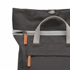 Roka Reppu Sustainable M-koko Musta -Laukkuni roka musta kierratysmateriaali reppu