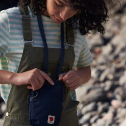 FJÄLLRÄVEN Fjällräven High Coast Pocket Pieni Navy Laukku -Laukkuni tummansininen pieni laukku fjallraven high coast pocket
