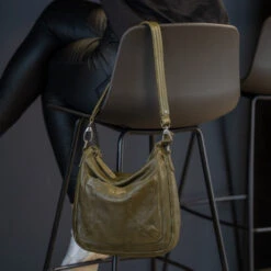 Chesterfield Panama Oliivinvihreä Olkalaukku 7 Chesterfield Panama Oliivinvihreä Olkalaukku -Laukkuni tummanvihrea olkalaukku panama chesterfield