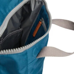 Roka London Reppu Sustainable M-koko Petrooli 15 Roka London Reppu Sustainable M-koko Petrooli -Laukkuni vedenpitava reppu petrooli roka london